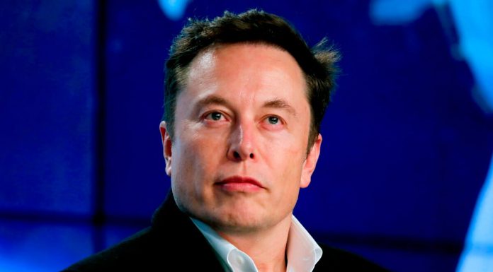 Elon Musk minimiza la amenaza del coronavirus, dice a los empleados que los accidentes de coche son más peligrosos